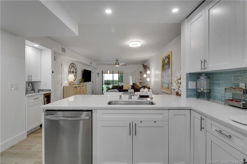 Gorgeous! Completely updated 2 BD, 2BA 1ST Floor, corner unit in - photo 9