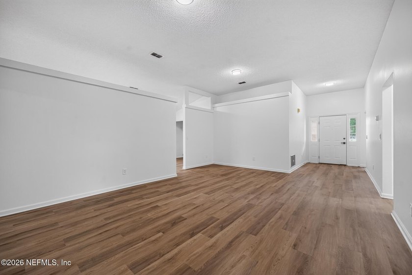 This well-maintained 3-bedroom, 2-bathroom home in Jacksonville - photo 2