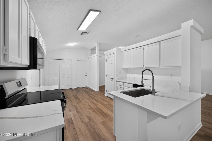 This well-maintained 3-bedroom, 2-bathroom home in Jacksonville - photo 5