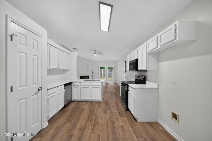 This well-maintained 3-bedroom, 2-bathroom home in Jacksonville - photo 6