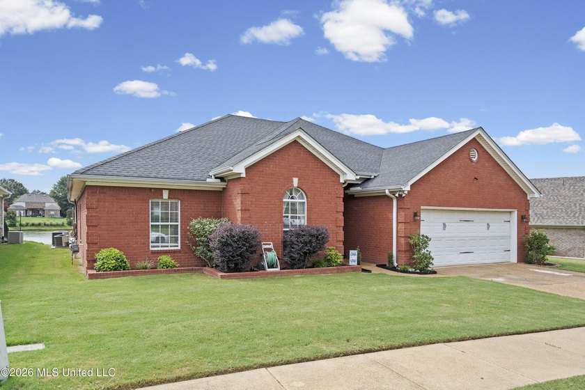 Welcome to 1211 Cross Creek E Drive in Hernando, where comfort - photo 2