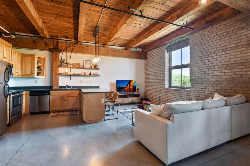 Welcome to your new home at the historic 1913 Calumet Building! - photo 2