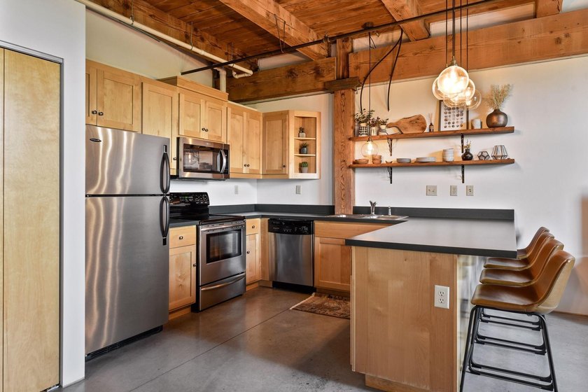 Welcome to your new home at the historic 1913 Calumet Building! - photo 3