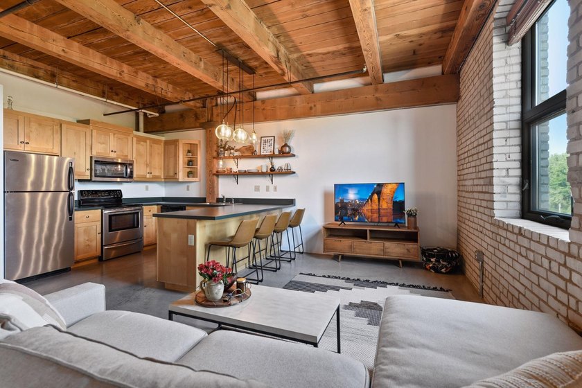 Welcome to your new home at the historic 1913 Calumet Building! - photo 6