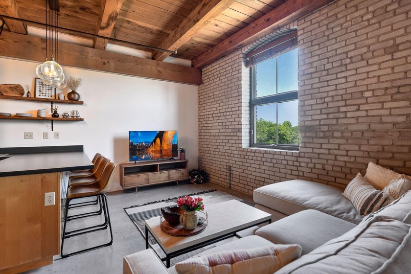 Welcome to your new home at the historic 1913 Calumet Building! - photo 7