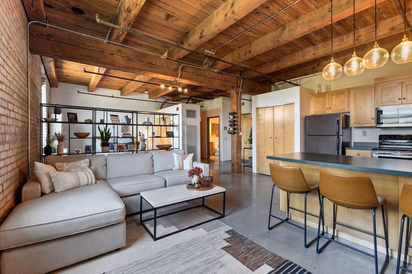 Welcome to your new home at the historic 1913 Calumet Building! - photo 8