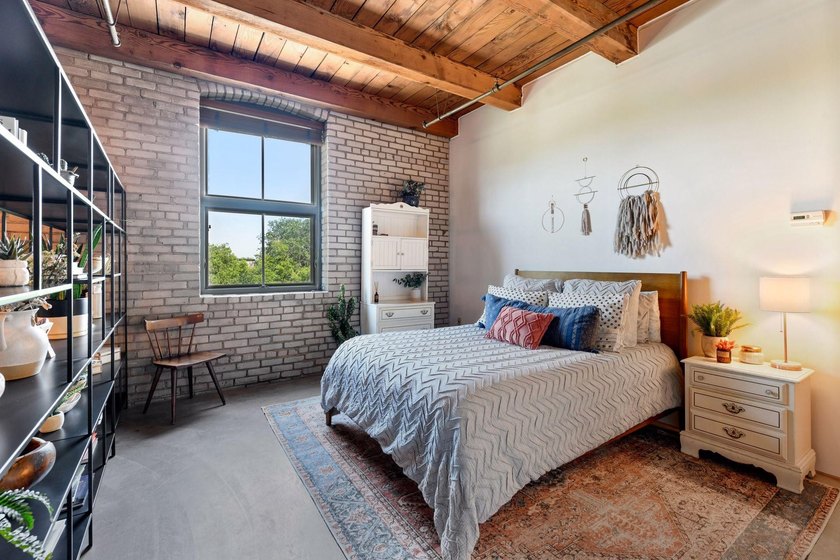 Welcome to your new home at the historic 1913 Calumet Building! - photo 10