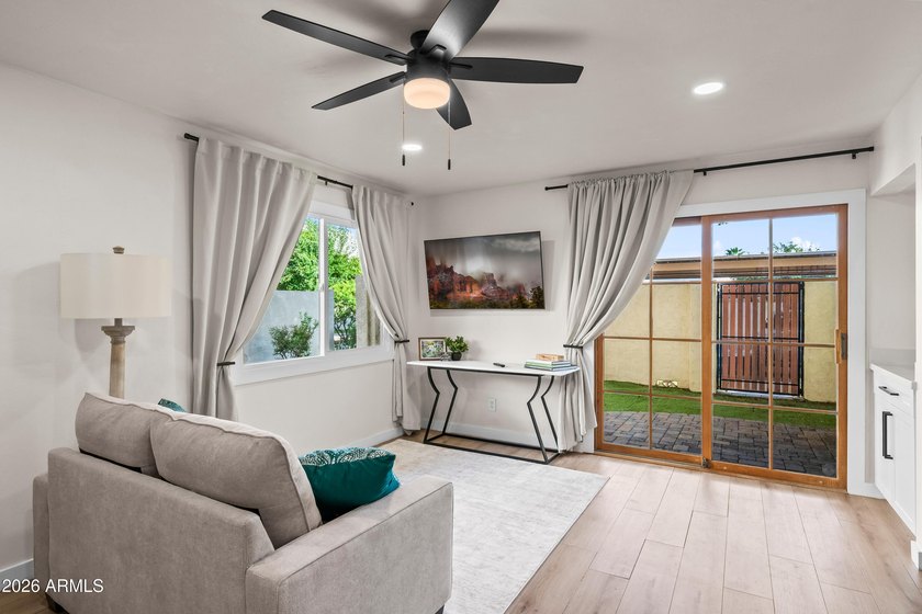 Sophisticated and beautifully updated, this 3-bedroom residence - photo 3