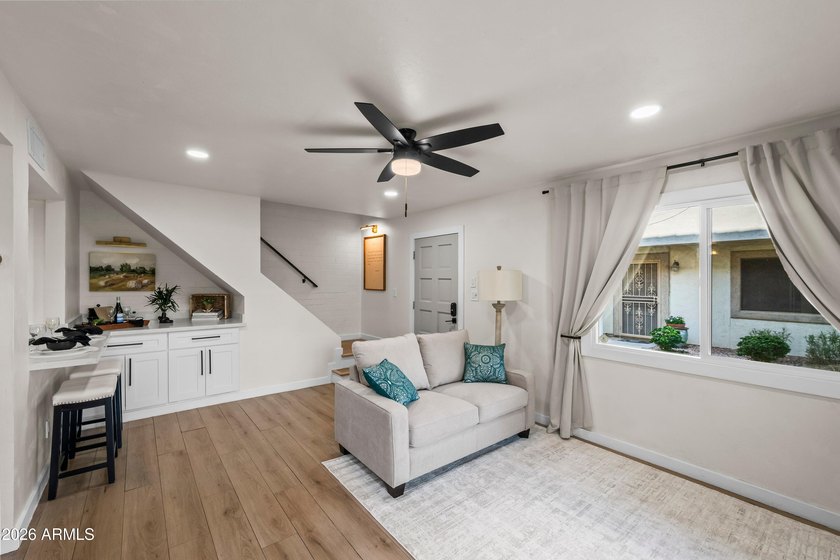 Sophisticated and beautifully updated, this 3-bedroom residence - photo 4