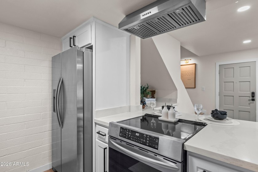 Sophisticated and beautifully updated, this 3-bedroom residence - photo 5