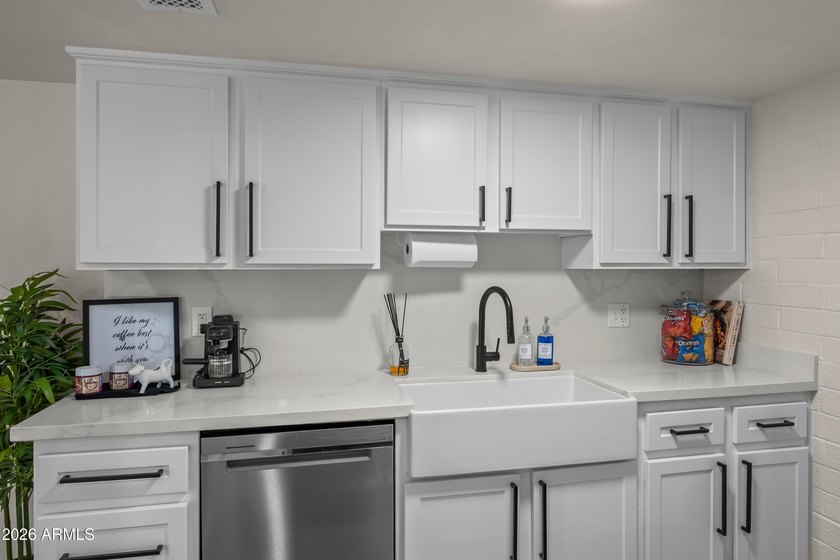 Sophisticated and beautifully updated, this 3-bedroom residence - photo 9
