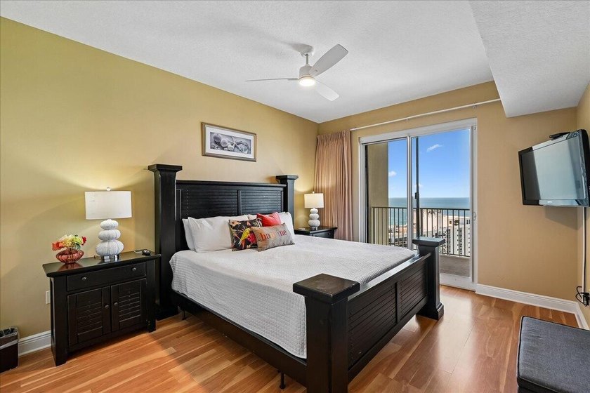 Spectacular Gulf and golf course views await from the 23rd floor - photo 11