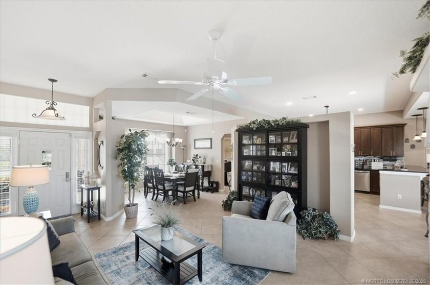 Welcome to this stunning 3 bedroom, 2.5 baths POOL home at - photo 5
