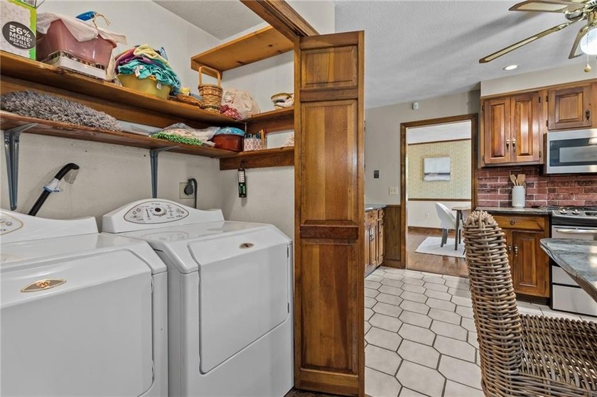 Welcome to a stately home ideally sited in desirable Ferncliffe - photo 21