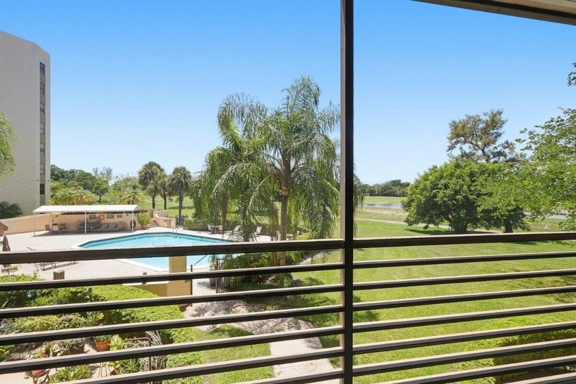 Beautiful 2nd floor 2-bedroom, 2-bath condo in Senior Community - photo 3