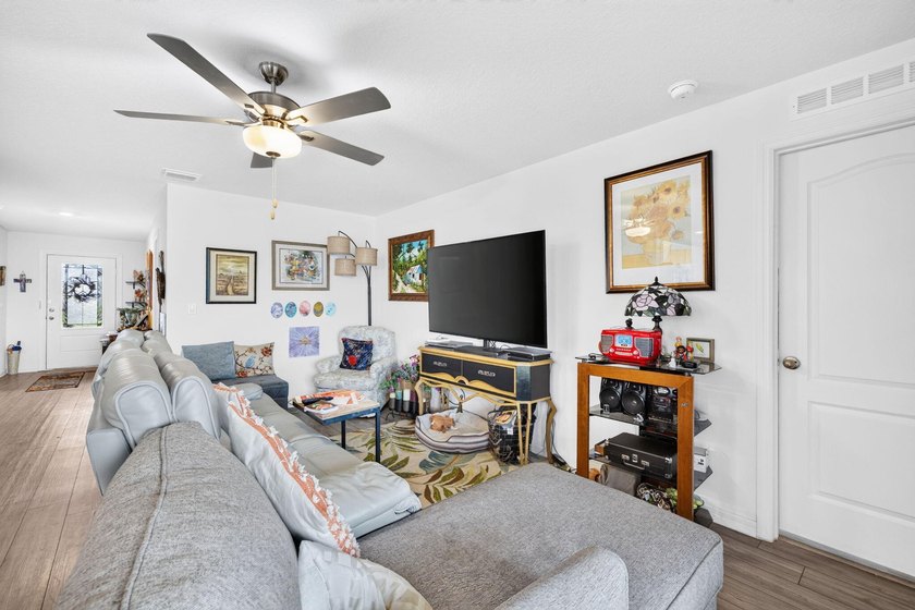 Welcome to comfort, style, and an energy efficient home! This - photo 9