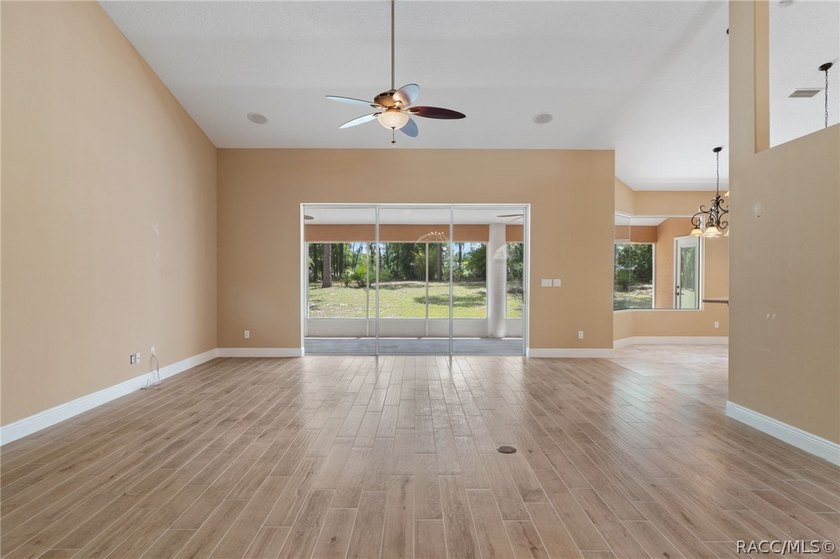 Welcome home to this beautifully maintained 2,299 sq. ft - photo 5