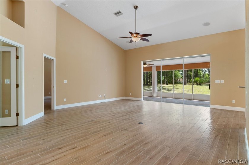 Welcome home to this beautifully maintained 2,299 sq. ft - photo 6