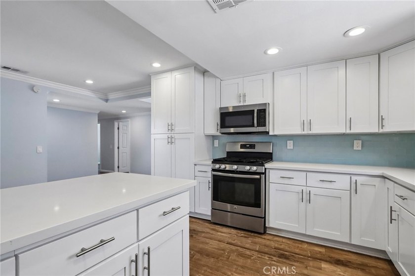 Beautiful one level home with large lot with great curb appeal! - photo 6