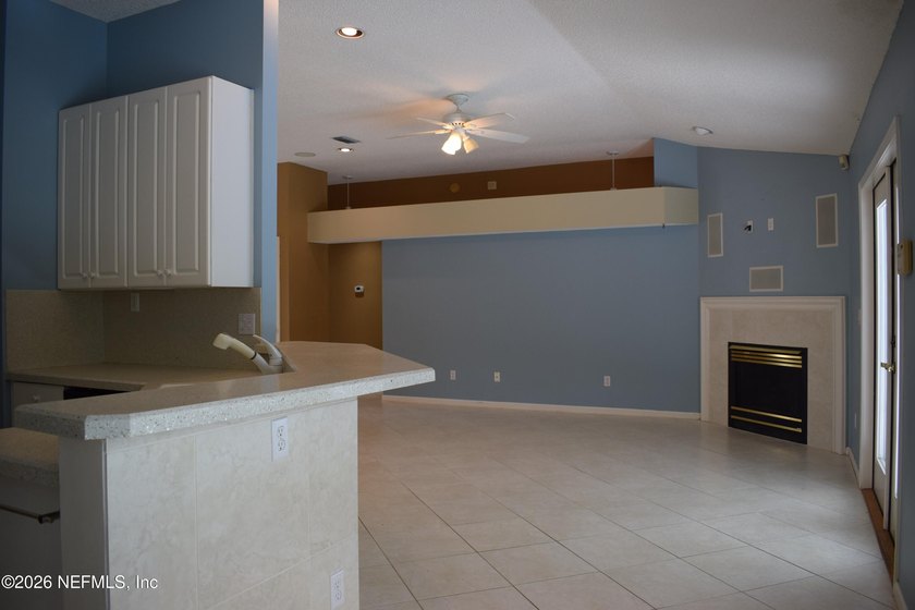 Amazing opportunity. River Point Community Pool Home. 3 bedrooms - photo 5