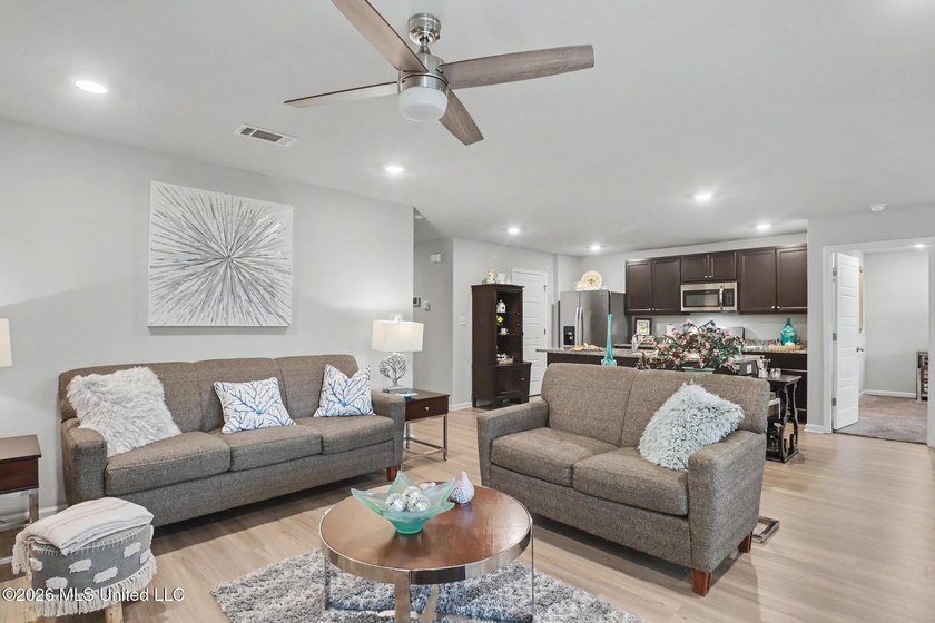 Welcome to 109 Rosie Drive in Long Beach, where modern - photo 7