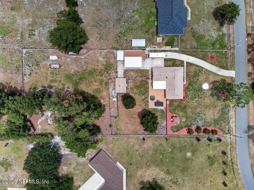 Welcome to your own private retreat! Set on a spacious 1.33-acre - photo 2