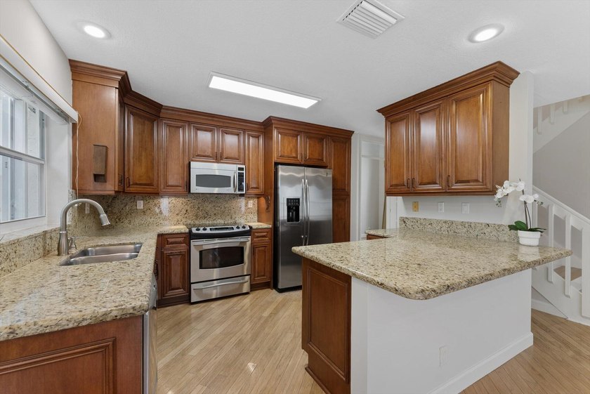 Beautiful, spacious 4-bedroom, 3-bath with a 2-car garage home - photo 10