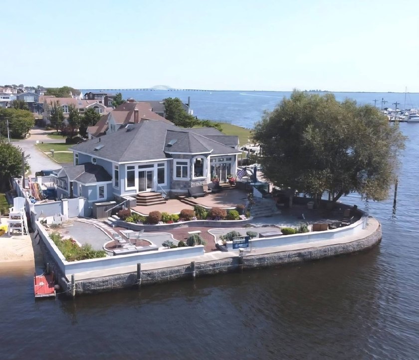 Discover the epitome of waterfront luxury at this exquisite - photo 3