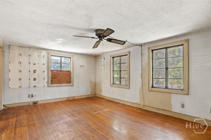 Renovation opportunity in a prime Savannah location. At 3,600 - photo 11