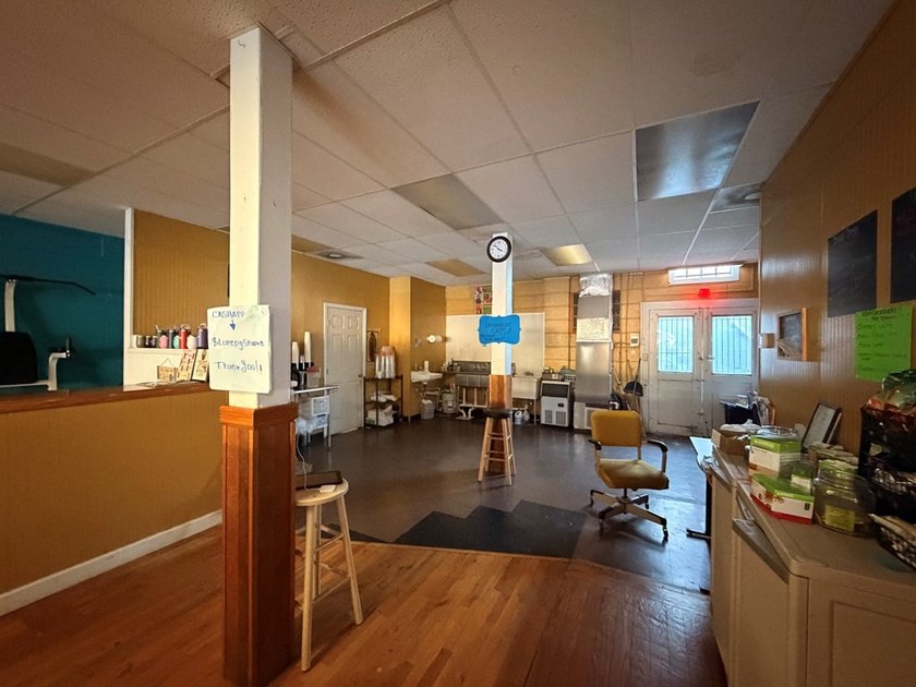 Prime 2,015 sq ft commercial building in the heart of downtown - photo 11