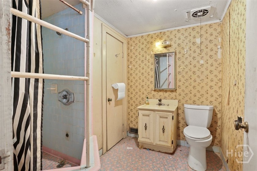 Renovation opportunity in a prime Savannah location. At 3,600 - photo 15