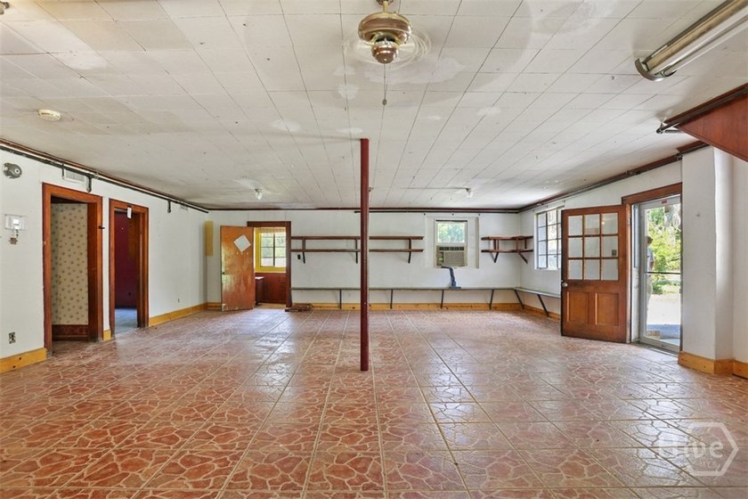 Renovation opportunity in a prime Savannah location. At 3,600 - photo 21