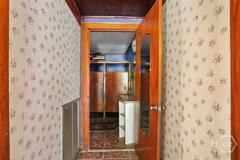 Renovation opportunity in a prime Savannah location. At 3,600 - photo 33