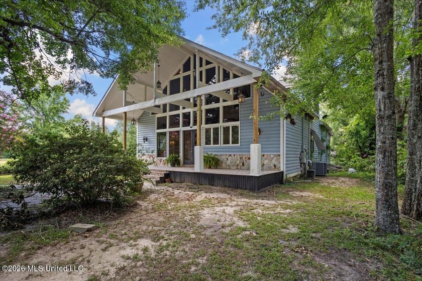 Experience the perfect balance of rustic elegance, privacy, and - photo 2