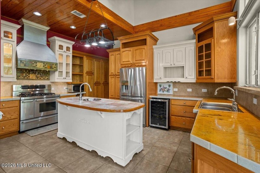 Experience the perfect balance of rustic elegance, privacy, and - photo 10