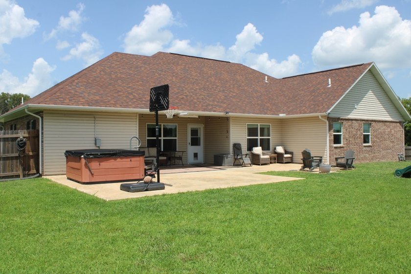 Outstanding Home in Desirable Cottonwood Road Area - Near New - photo 2
