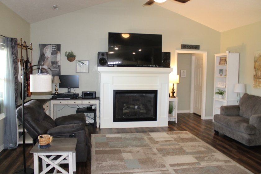 Outstanding Home in Desirable Cottonwood Road Area - Near New - photo 8