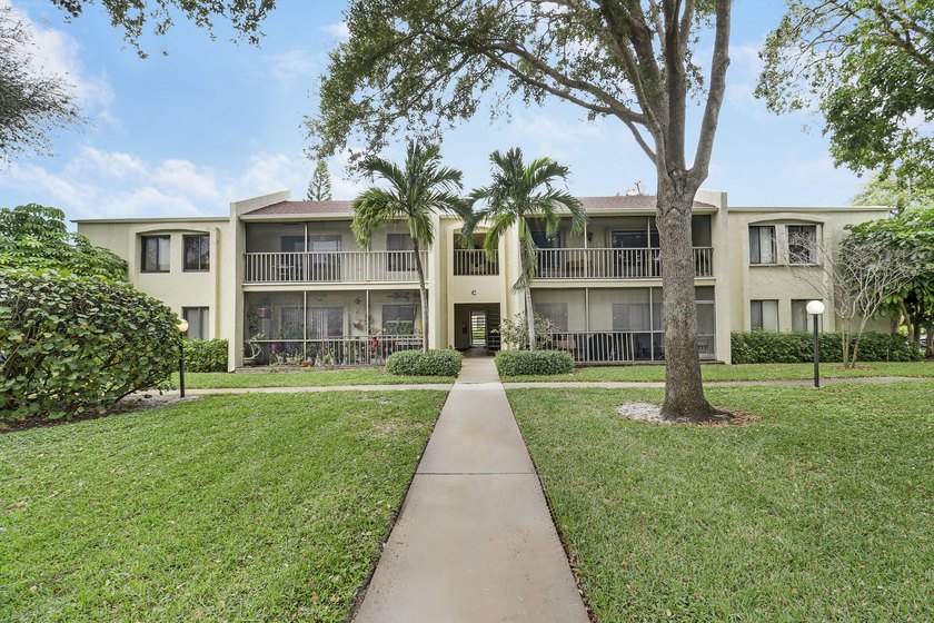 This charming 2 bed/2 bath 1st floor condo is ready for its next - photo 2