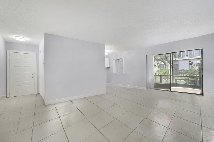 This charming 2 bed/2 bath 1st floor condo is ready for its next - photo 3