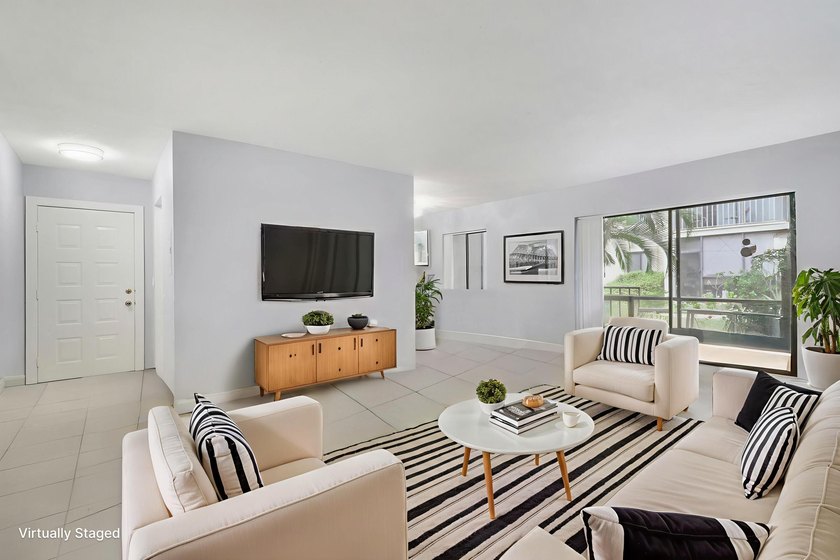 This charming 2 bed/2 bath 1st floor condo is ready for its next - photo 4