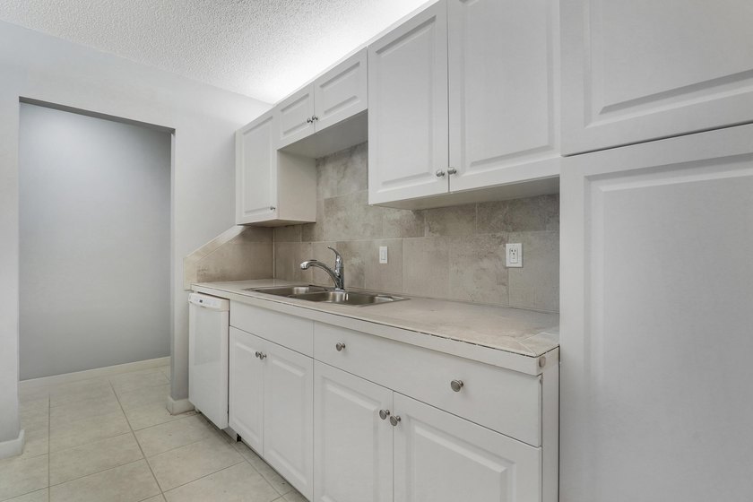 This charming 2 bed/2 bath 1st floor condo is ready for its next - photo 8