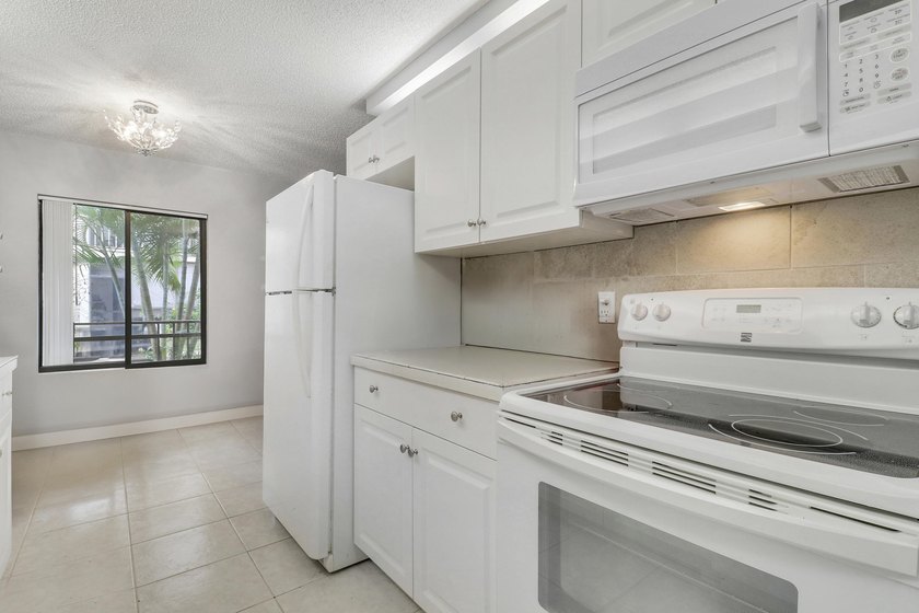 This charming 2 bed/2 bath 1st floor condo is ready for its next - photo 9