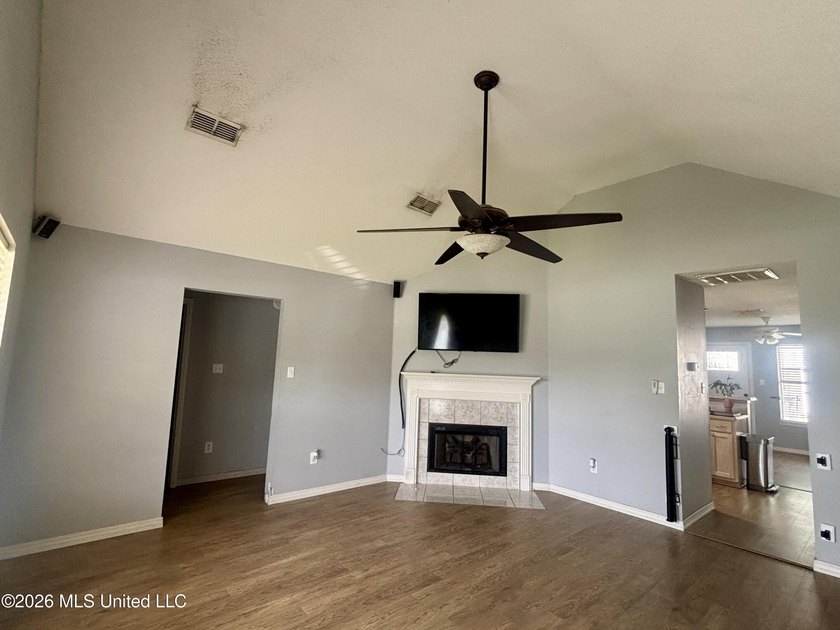 This charming 3 Bedroom/2 Bathroom Cottage-style home is nestled - photo 4