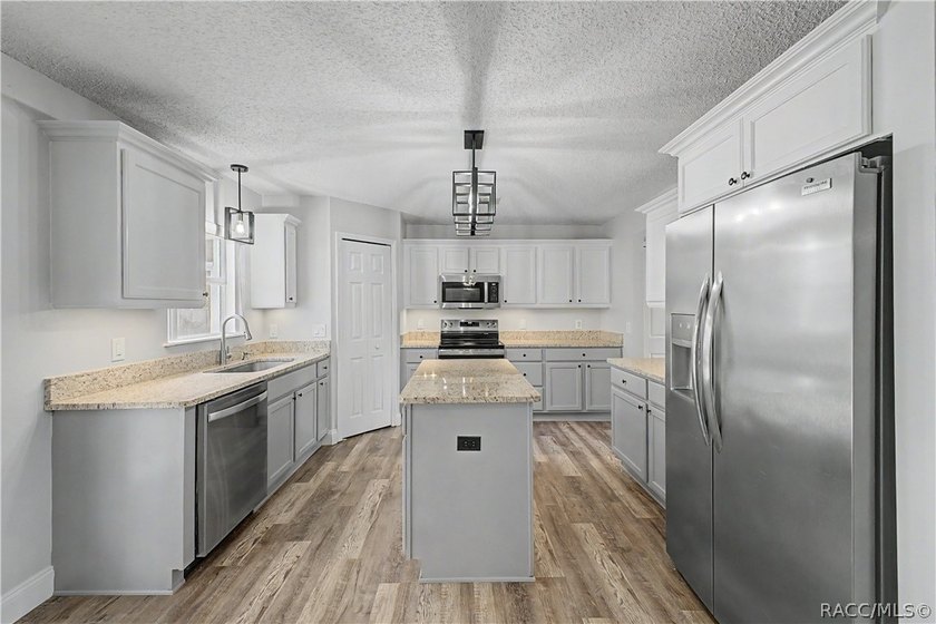 Welcome to this beautifully maintained one-owner pool home - photo 3