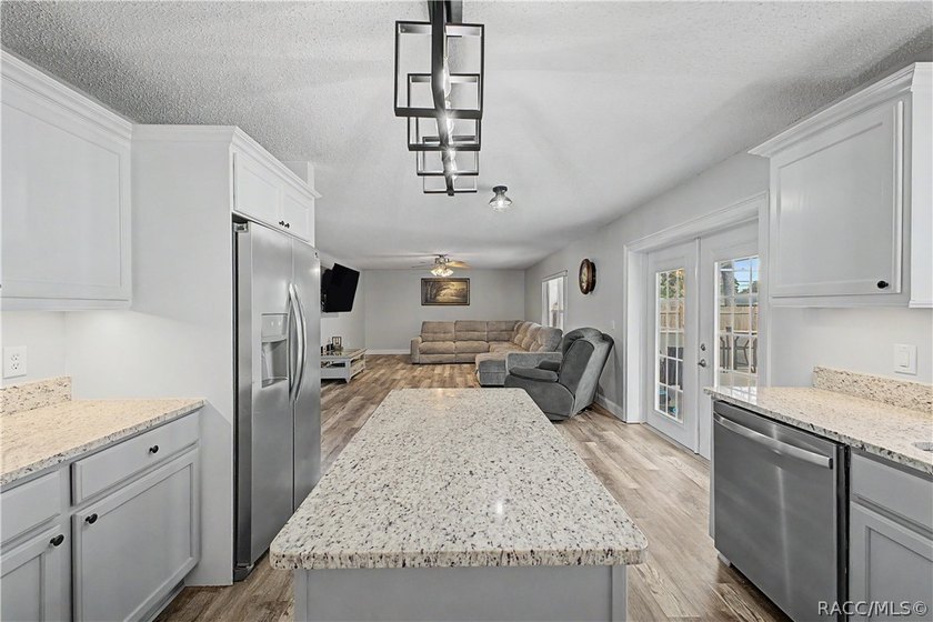 Welcome to this beautifully maintained one-owner pool home - photo 4