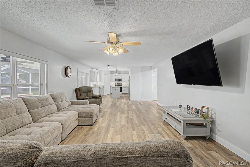 Welcome to this beautifully maintained one-owner pool home - photo 5