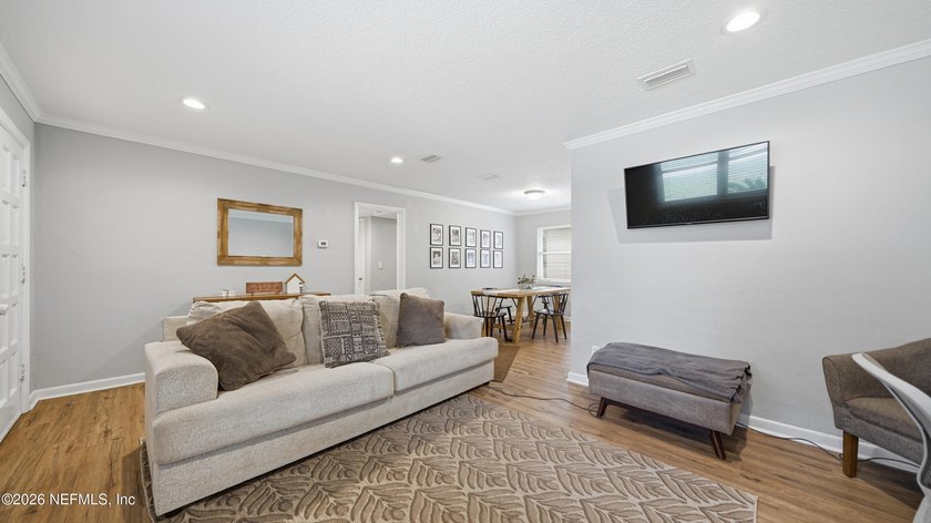 Welcome to this beautifully renovated 4-bedroom, 3-bathroom - photo 4