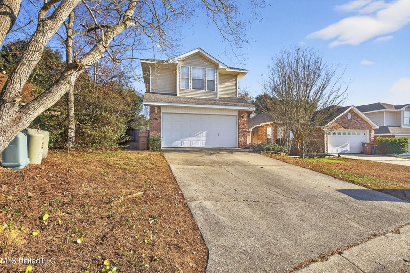 Motivated sellers! This move-in ready property features a new - photo 2