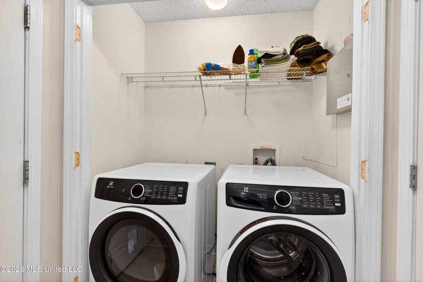 Motivated sellers! This move-in ready property features a new - photo 8