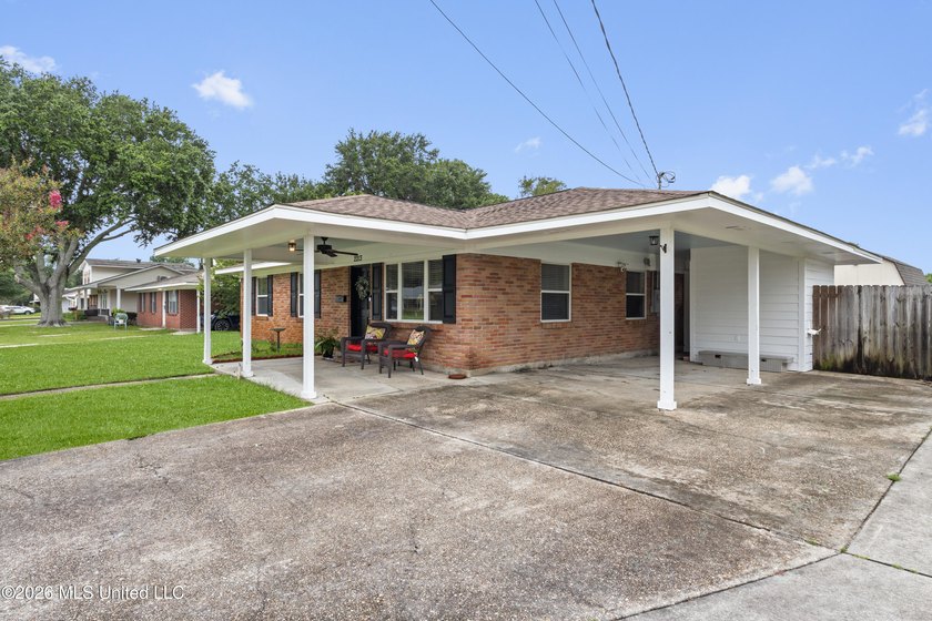 Welcome home to this beautifully maintained one-owner home in - photo 3